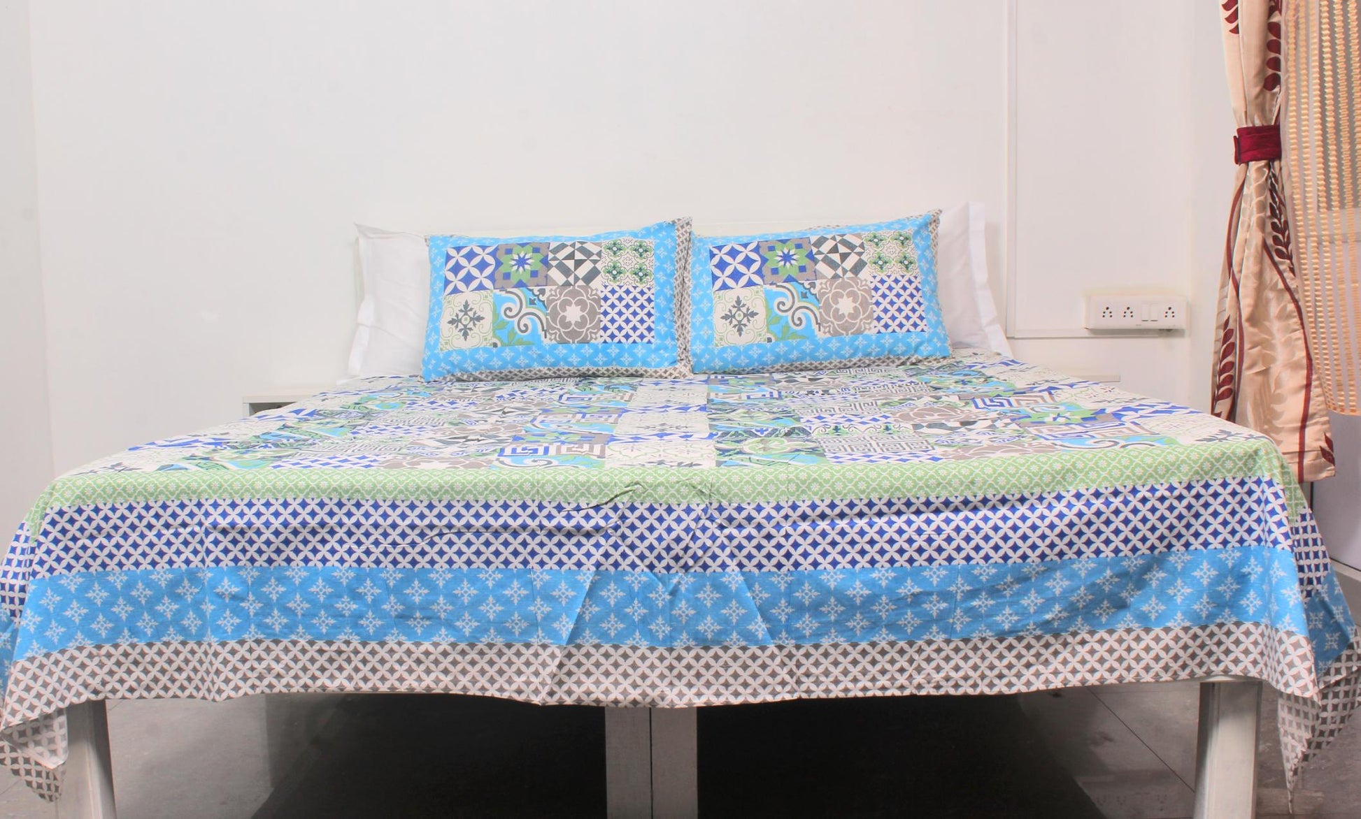 Blue Geometric Borderd Printed King Size Double Bedsheet 93 x 108 Inches with 2 Pillow Covers