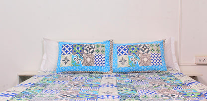 Blue Geometric Borderd Printed King Size Double Bedsheet 93 x 108 Inches with 2 Pillow Covers