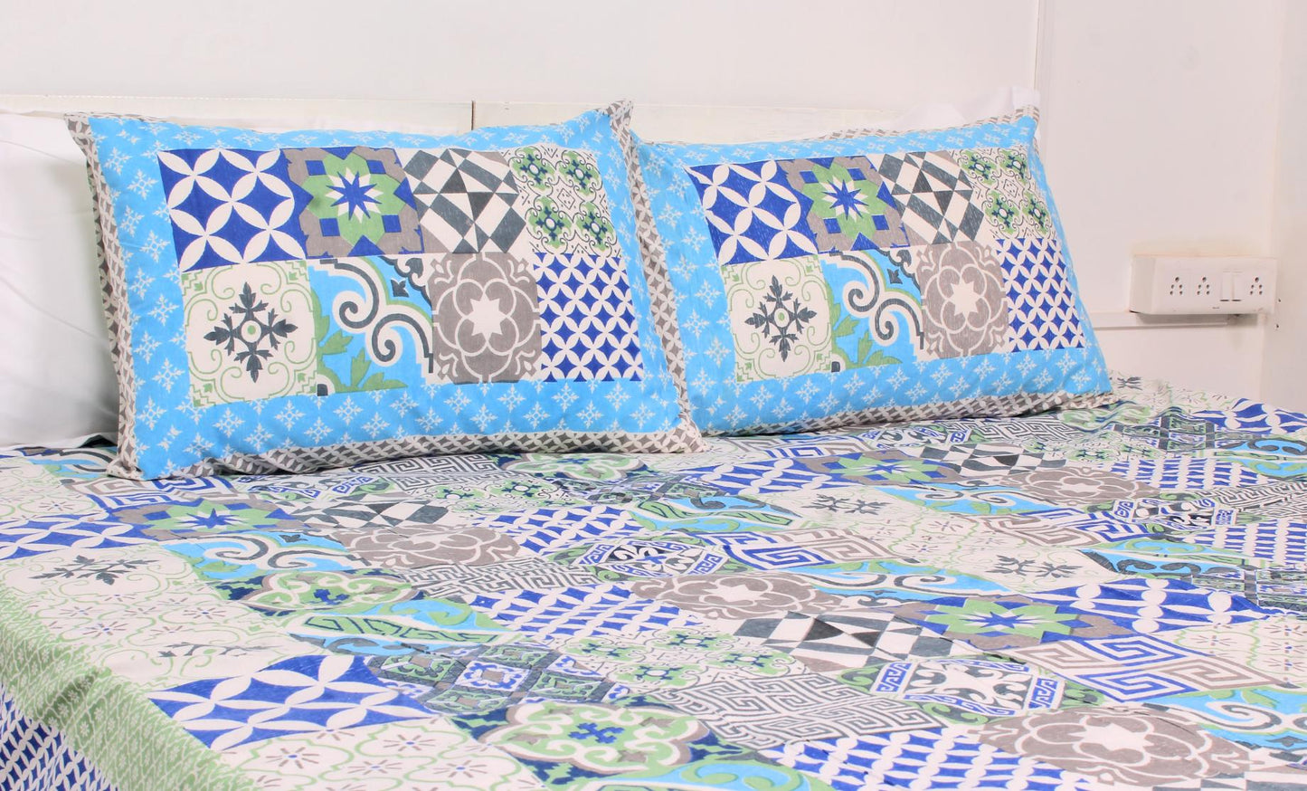 Blue Geometric Borderd Printed King Size Double Bedsheet 93 x 108 Inches with 2 Pillow Covers