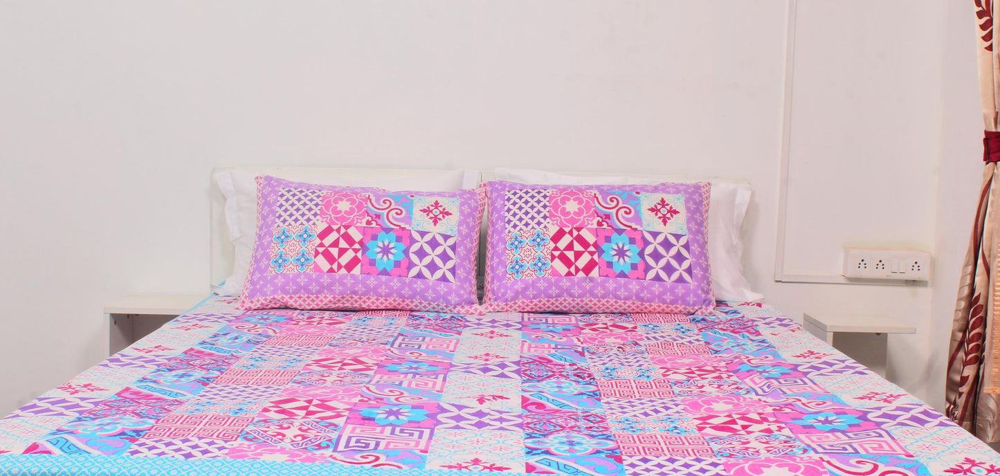 Pink Geometric Borderd Printed King Size Double Bedsheet 93 x 108 Inches with 2 Pillow Covers