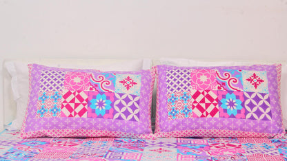 Pink Geometric Borderd Printed King Size Double Bedsheet 93 x 108 Inches with 2 Pillow Covers